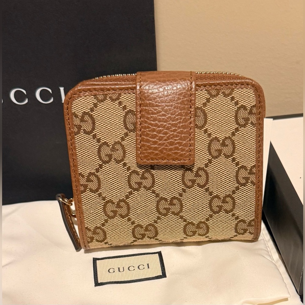 *SOLD* Gucci Brown and Tan Wallet - brand new